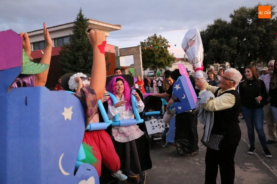 Animado desfile de carrozas en Trabanca para enfilar el final de las fiestas  