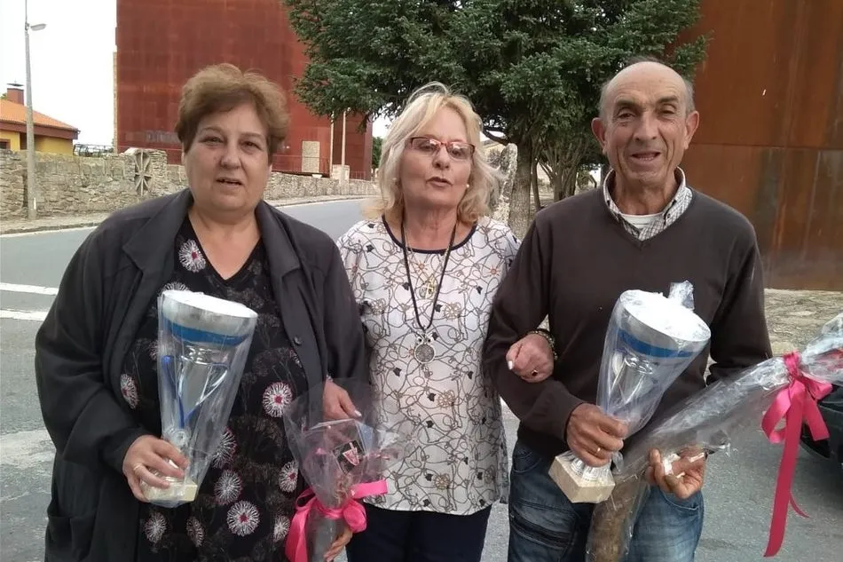 Foto 10 - Animado desfile de carrozas en Trabanca para enfilar el final de las fiestas  