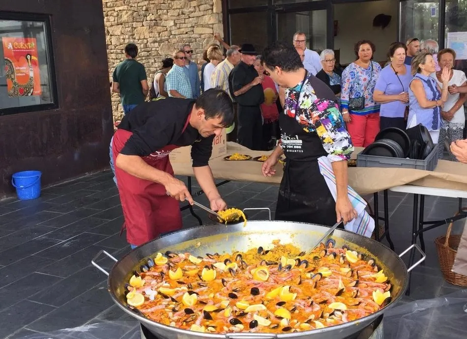 Foto 5 - Animado desfile de carrozas en Trabanca para enfilar el final de las fiestas  