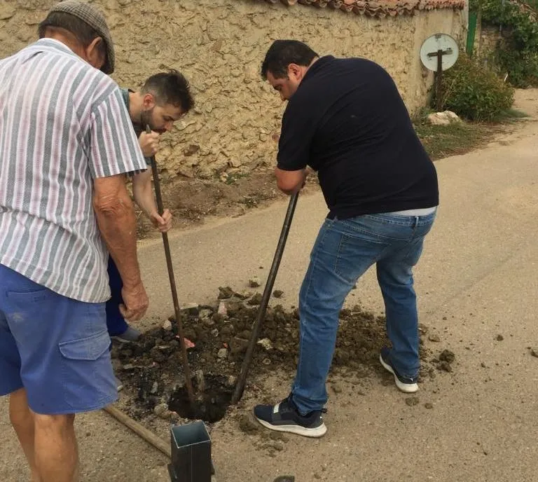 Foto 2 - La AVV de Pedrotoro prepara el recorrido para la suelta de vacas de sus fiestas  