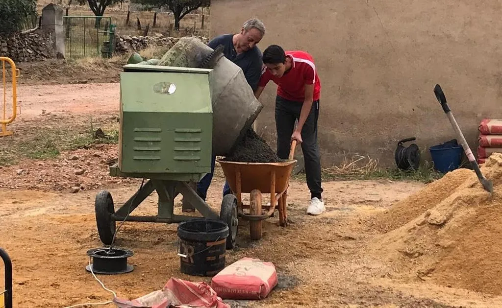 Foto 4 - La AVV de Pedrotoro prepara el recorrido para la suelta de vacas de sus fiestas  