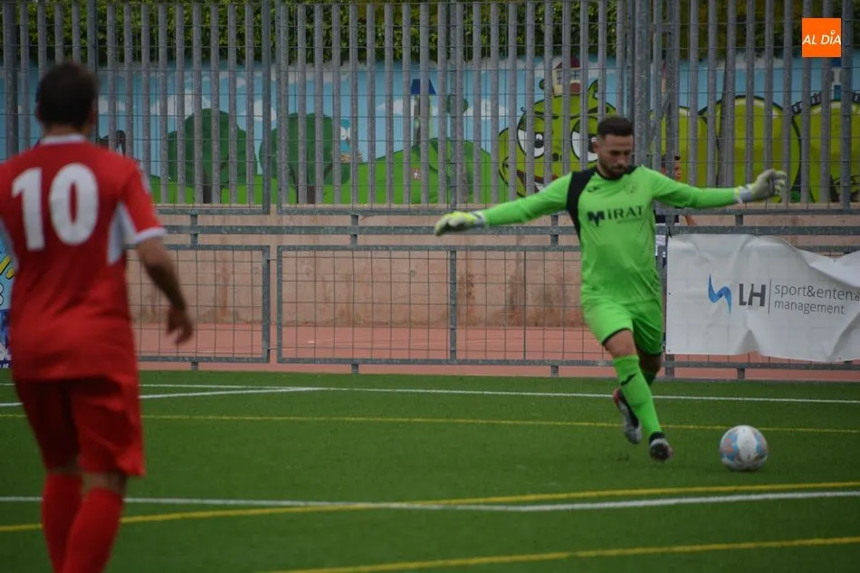 Foto 6 - El Ribert se pega un homenaje en el derbi ante el Navega (0-4)