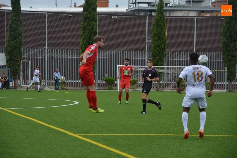 Foto 4 - El Ribert se pega un homenaje en el derbi ante el Navega (0-4)