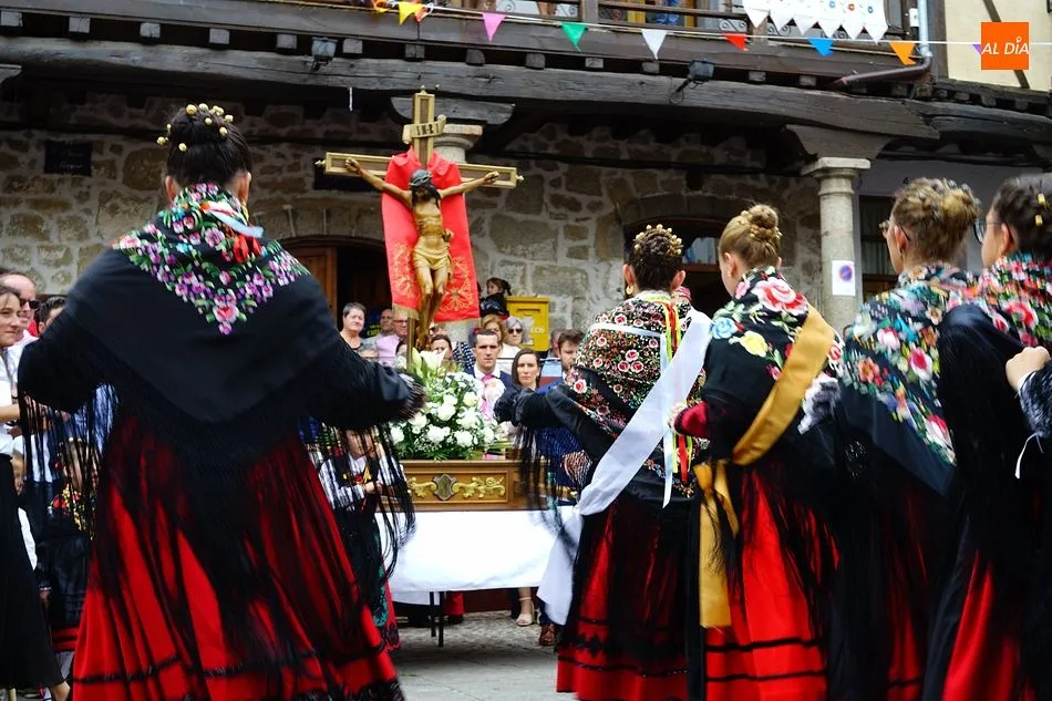 Foto 8 - Los vecinos de San Esteban se vuelcan en el homenaje al Cristo