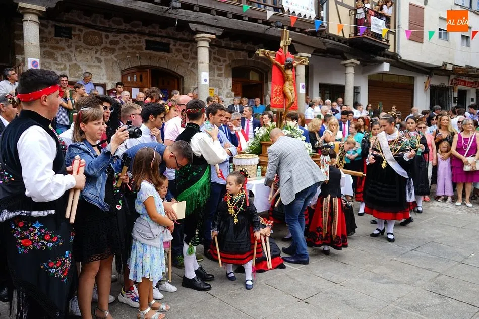 Foto 4 - Los vecinos de San Esteban se vuelcan en el homenaje al Cristo