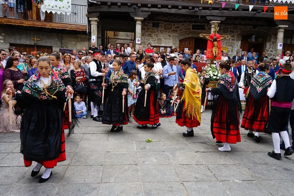 Foto 2 - Los vecinos de San Esteban se vuelcan en el homenaje al Cristo