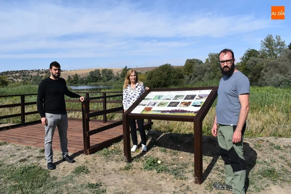 Gonzalo Bautista, Concepción Miguélez y Santiago Domínguez junto a la ribera del río Tormes