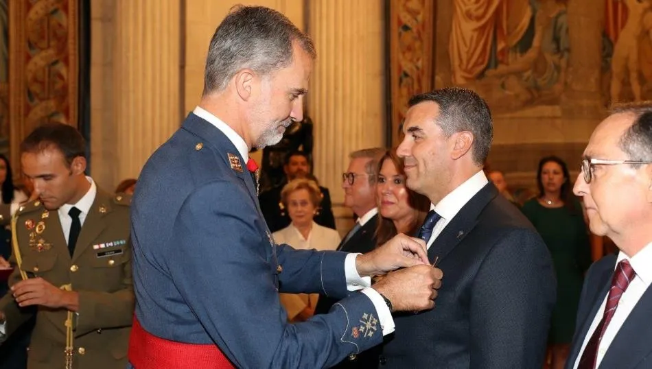 El rey Felipe VI entregando esta distinción al salmantino Miguel Ángel Martín