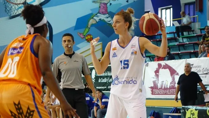 Laura Gil, con el balón / @CBAvenida