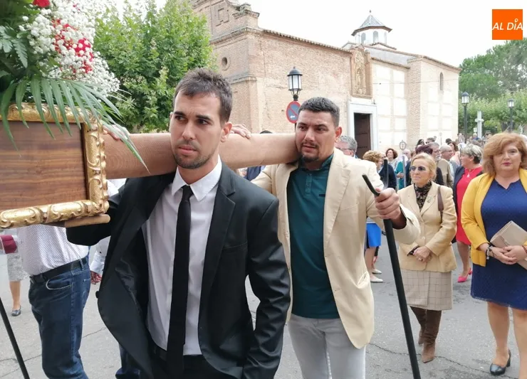 Foto 5 - Cari&ntilde;o y devoci&oacute;n acompa&ntilde;an al Santo Cristo de San Lu&iacute;s en su fiesta anual