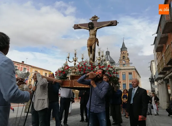 Foto 3 - Cari&ntilde;o y devoci&oacute;n acompa&ntilde;an al Santo Cristo de San Lu&iacute;s en su fiesta anual