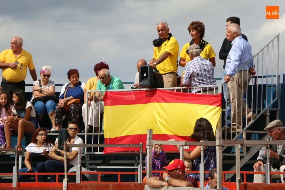 Foto 5 - Supers&oacute;nico encierro de los Hermanos S&aacute;nchez Gil para despedir las fiestas en Barruecopardo