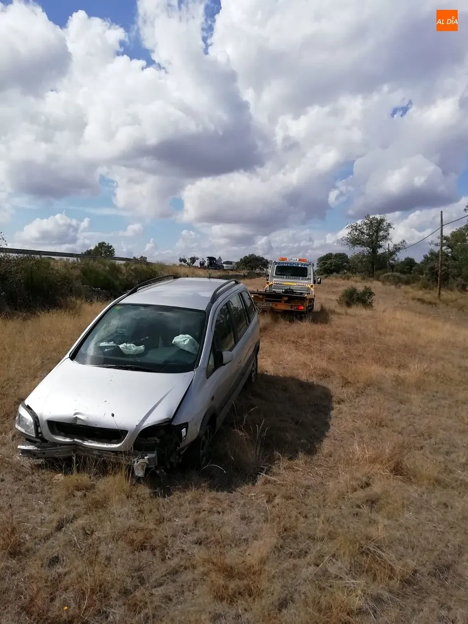 Foto 4 - Una salida de v&iacute;a en Villaseco de los Gamitos se salda con varios heridos