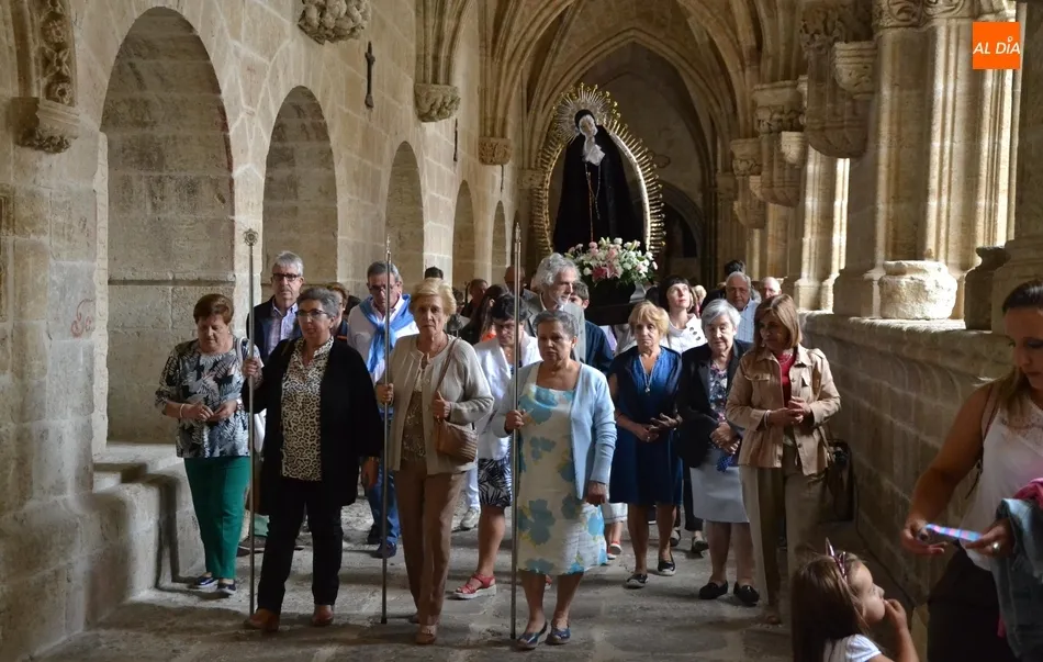 La Virgen de La Soledad recorre el interior de la Seo mirobrigense  
