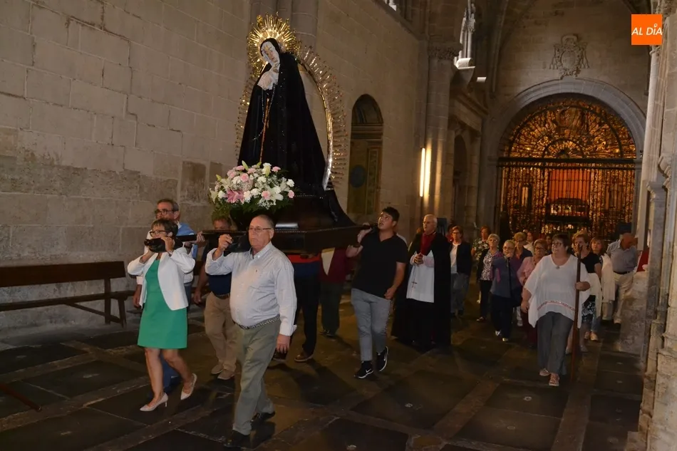 Foto 10 - La Virgen de La Soledad recorre el interior de la Seo mirobrigense  
