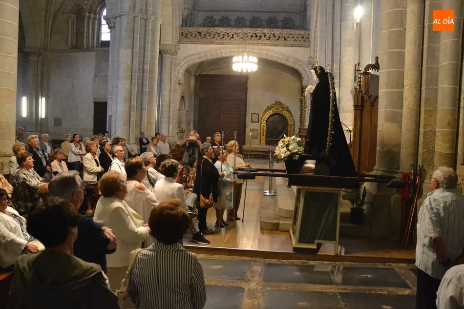Foto 6 - La Virgen de La Soledad recorre el interior de la Seo mirobrigense  