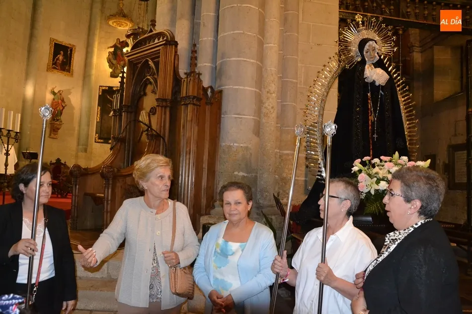 Foto 4 - La Virgen de La Soledad recorre el interior de la Seo mirobrigense  