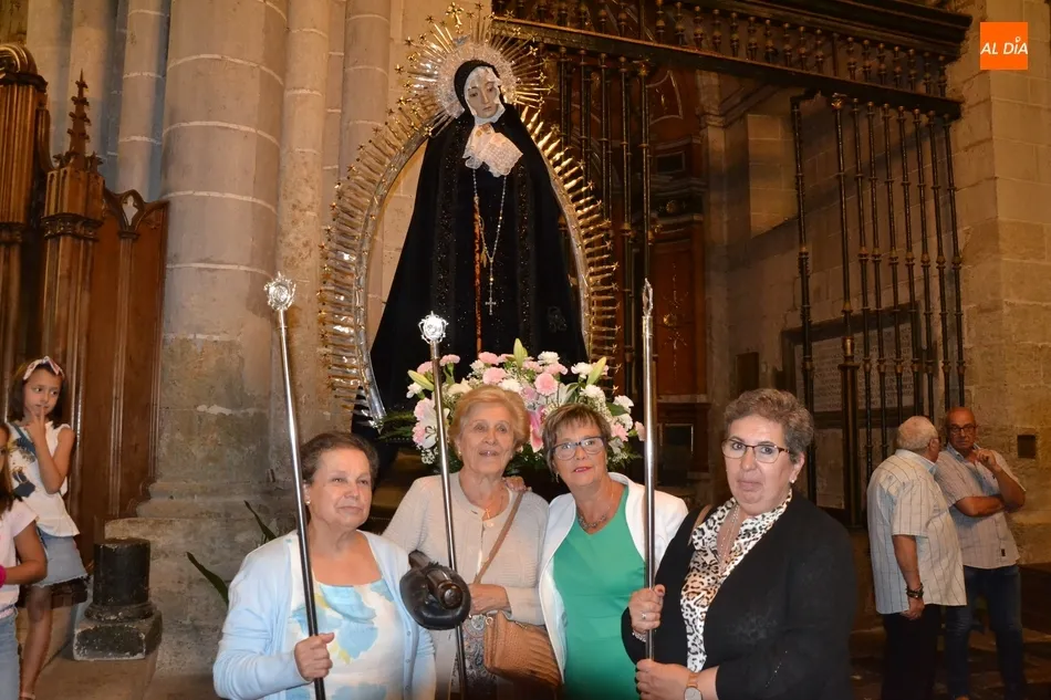 Foto 3 - La Virgen de La Soledad recorre el interior de la Seo mirobrigense  