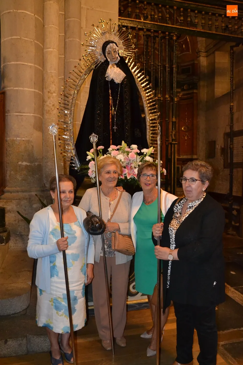 Foto 2 - La Virgen de La Soledad recorre el interior de la Seo mirobrigense  
