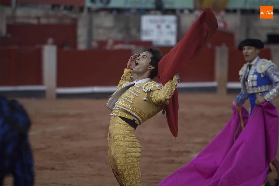 Juan del Álamo tras estoquear el sexto de la tarde. Foto: Pablo Angular