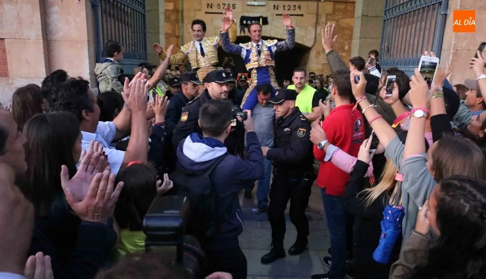Puerta grande de Antonio Ferrera y Juan del Álamo. Foto: Miguel Hernández