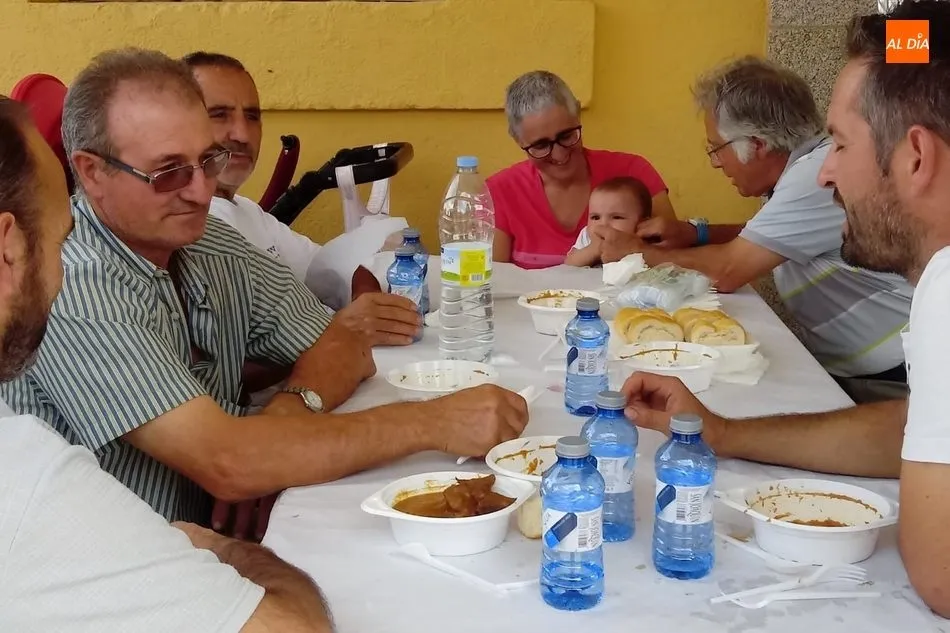 Foto 5 - En Mieza rematan las fiestas con una degustaci&oacute;n de carne de novillo  