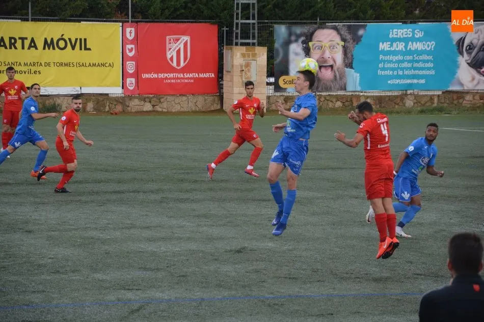 Foto 11 - El Santa Marta no supera el derbi y vuelve a perder frente al Almaz&aacute;n (0-2)