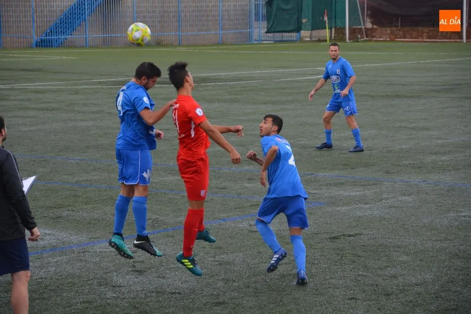Foto 9 - El Santa Marta no supera el derbi y vuelve a perder frente al Almaz&aacute;n (0-2)