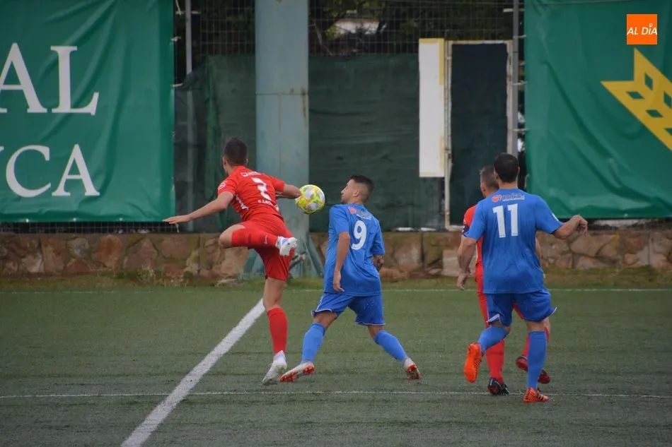 Foto 4 - El Santa Marta no supera el derbi y vuelve a perder frente al Almaz&aacute;n (0-2)