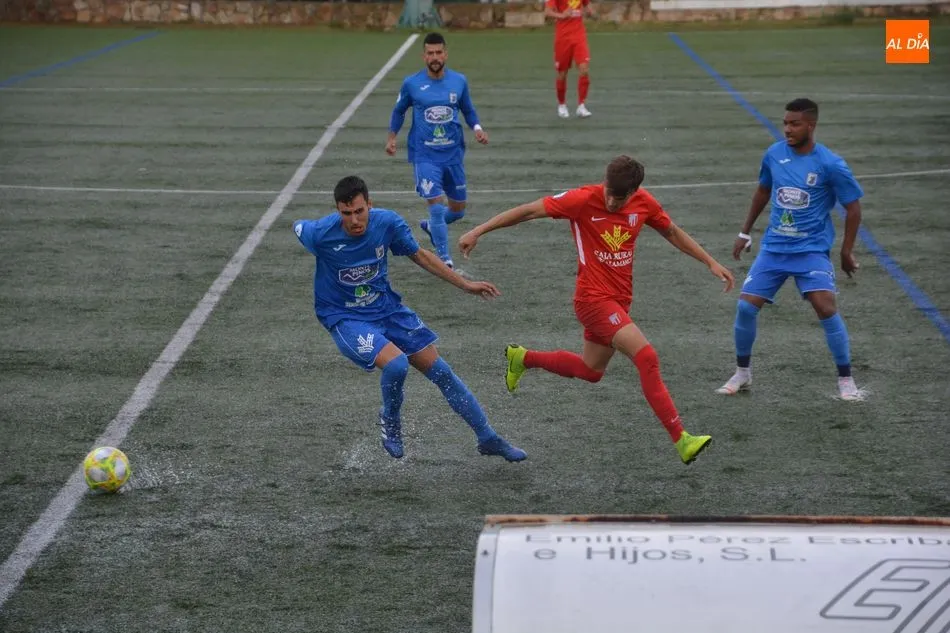 Foto 3 - El Santa Marta no supera el derbi y vuelve a perder frente al Almaz&aacute;n (0-2)