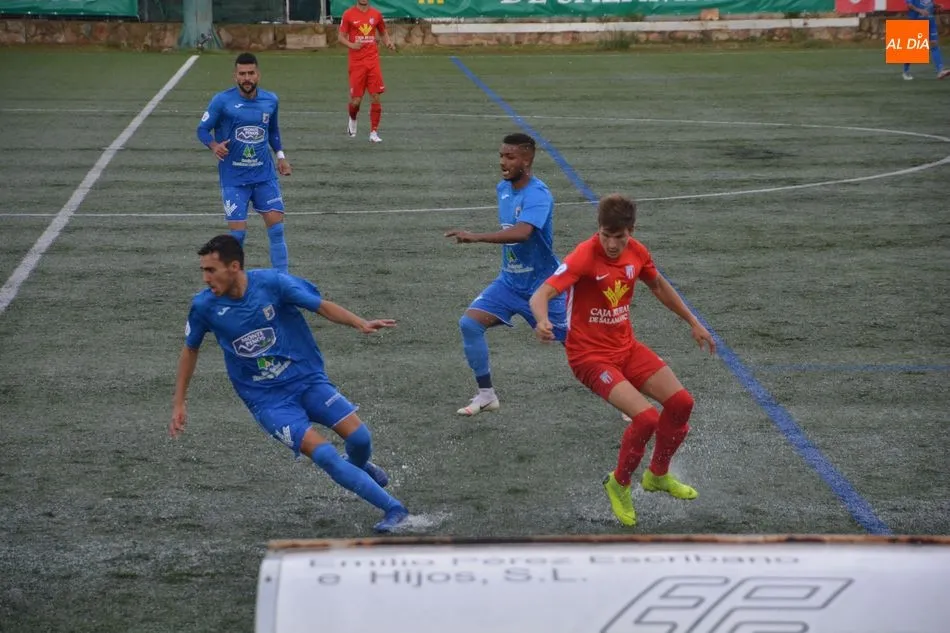 Foto 2 - El Santa Marta no supera el derbi y vuelve a perder frente al Almaz&aacute;n (0-2)