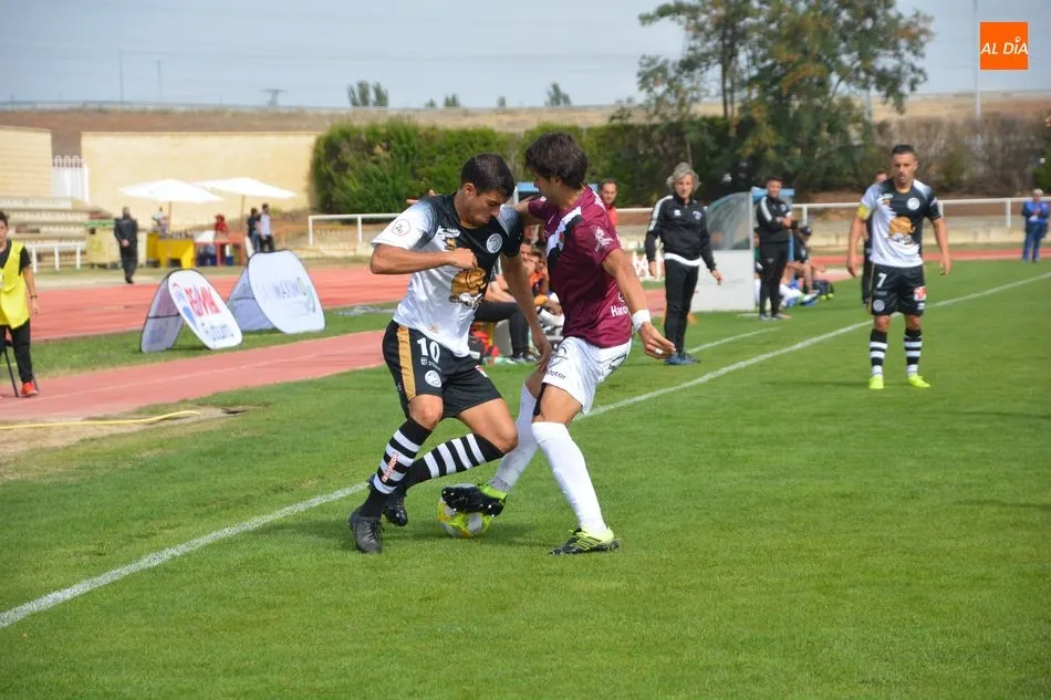 De la Nava lucha por un balón