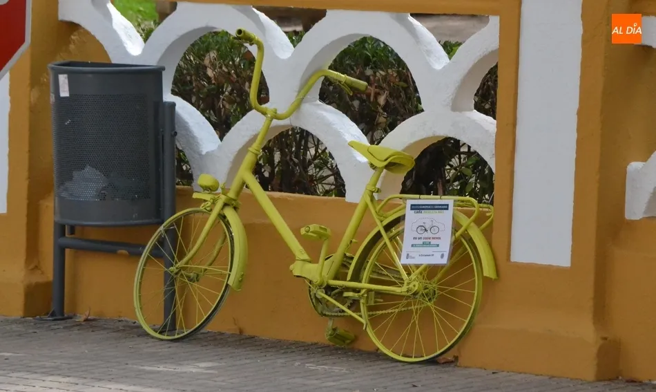 Colocadas en las calles una quincena de bicis antiguas para fomentar el espíritu ciclista  