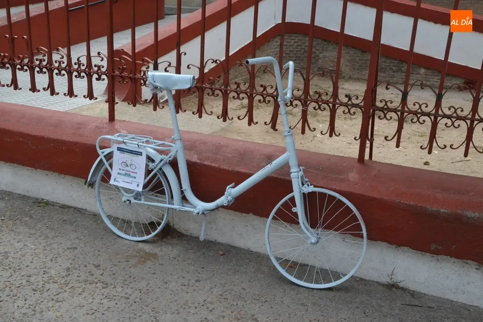 Foto 6 - Colocadas en las calles una quincena de bicis antiguas para fomentar el esp&iacute;ritu ciclista  