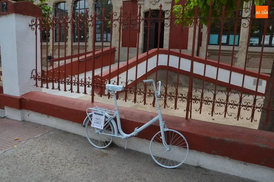 Foto 3 - Colocadas en las calles una quincena de bicis antiguas para fomentar el esp&iacute;ritu ciclista  