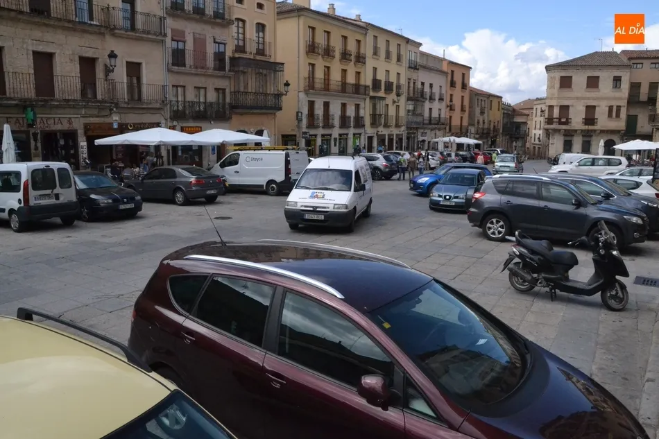 La Plaza Mayor ya luce su look invernal con los vehículos totalmente desplegados  