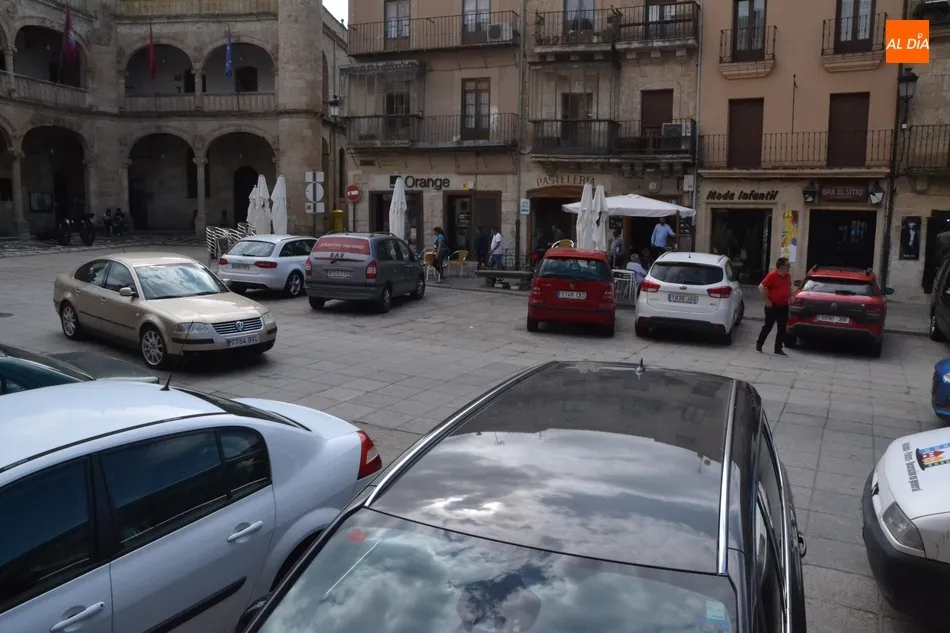 Foto 5 - La Plaza Mayor ya luce su look invernal con los veh&iacute;culos totalmente desplegados  