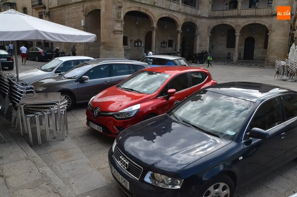 Foto 4 - La Plaza Mayor ya luce su look invernal con los veh&iacute;culos totalmente desplegados  