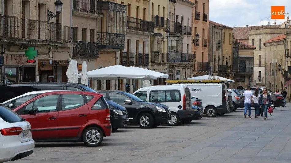 Foto 2 - La Plaza Mayor ya luce su look invernal con los veh&iacute;culos totalmente desplegados  