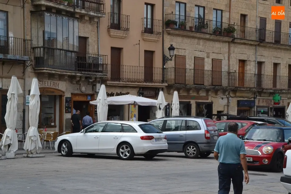 Foto 3 - La Plaza Mayor ya luce su look invernal con los veh&iacute;culos totalmente desplegados  