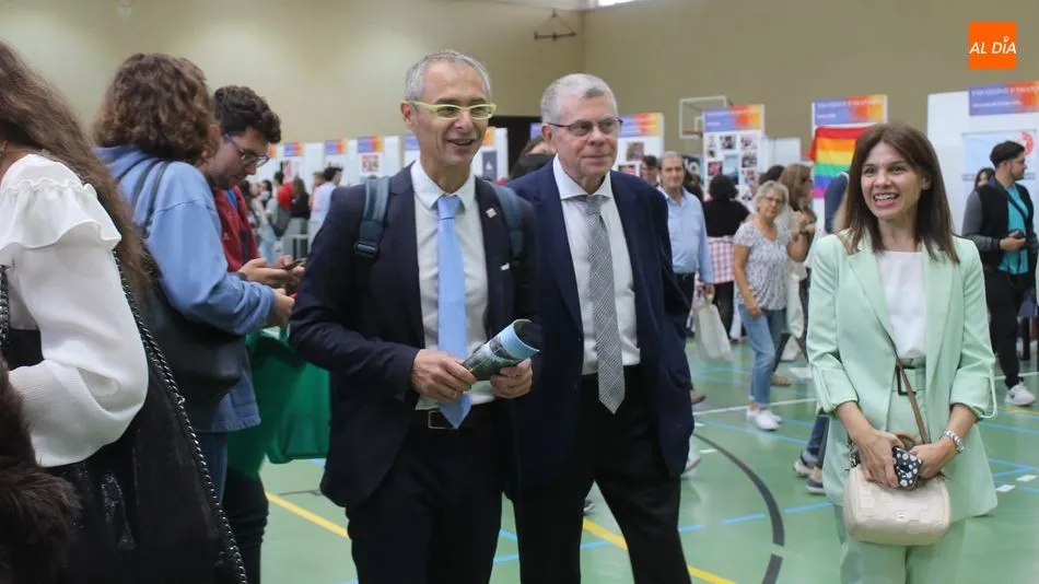 El rector ha recorrido los diferentes estands situados en el pabellón deportivo del Campus Unamuno