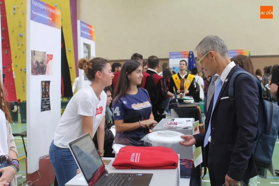 Foto 10 - La USAL da la bienvenida a sus nuevos alumnos con una concurrida y animada feria en el Campus