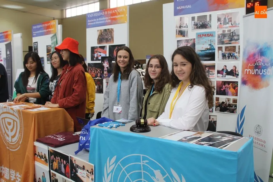Foto 9 - La USAL da la bienvenida a sus nuevos alumnos con una concurrida y animada feria en el Campus