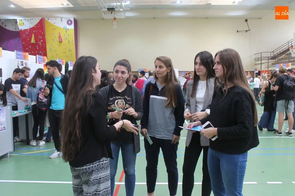Foto 7 - La USAL da la bienvenida a sus nuevos alumnos con una concurrida y animada feria en el Campus