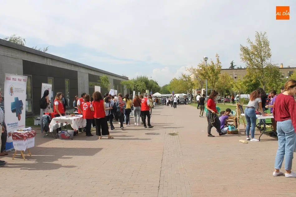 Foto 5 - La USAL da la bienvenida a sus nuevos alumnos con una concurrida y animada feria en el Campus