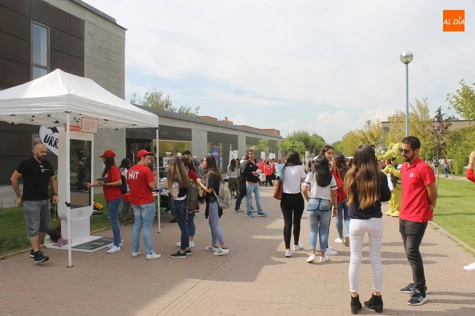 Foto 4 - La USAL da la bienvenida a sus nuevos alumnos con una concurrida y animada feria en el Campus