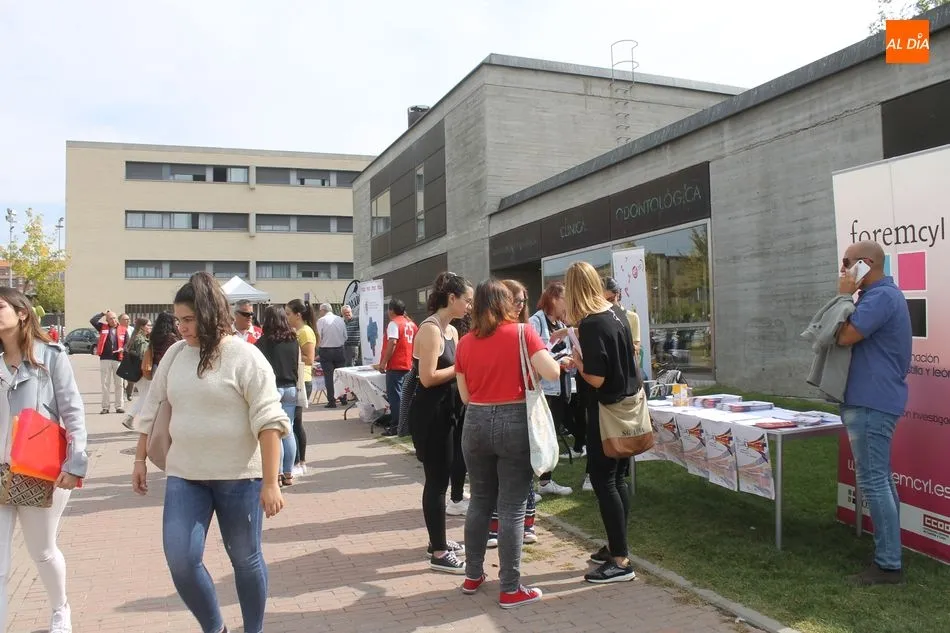 Foto 3 - La USAL da la bienvenida a sus nuevos alumnos con una concurrida y animada feria en el Campus