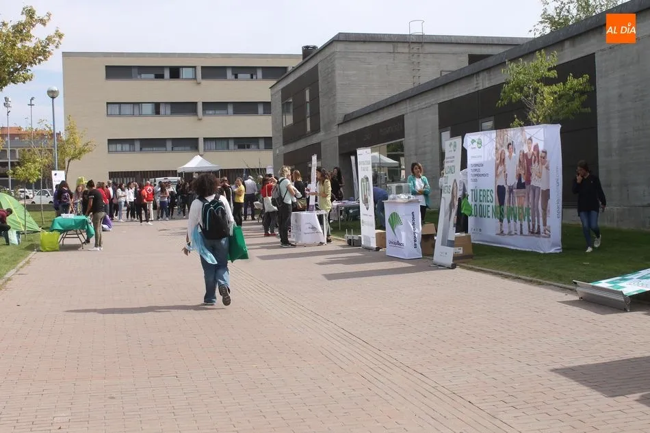 Foto 2 - La USAL da la bienvenida a sus nuevos alumnos con una concurrida y animada feria en el Campus