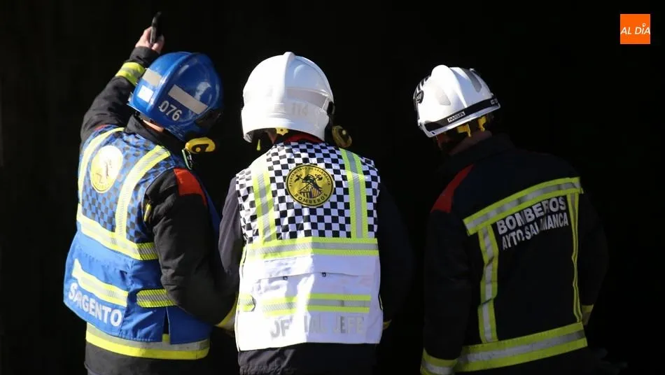 Bomberos del Ayuntamiento de Salamanca en una intervención anterior. Foto de archivo