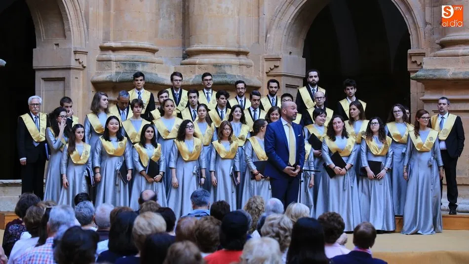 Actuación del Coro Tomás Luis de Victoria en el Patio Barroco de la UPSA. Foto de archivo